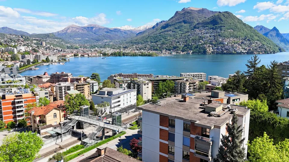 Lusso, Comfort e Vista Lago: Raffinato 4.5 Locali a Paradiso