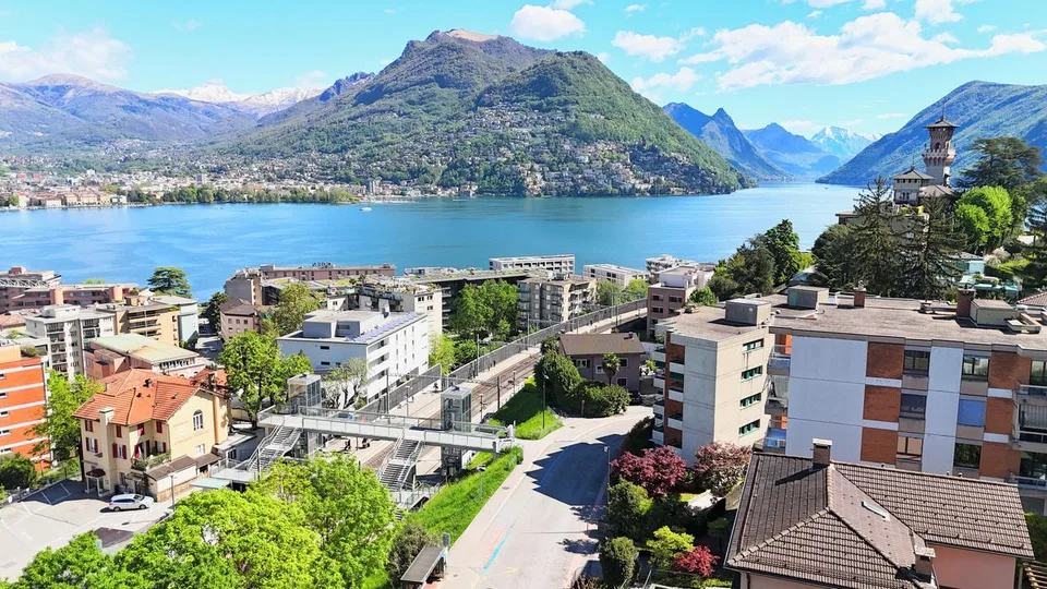 Lusso, Comfort e Vista Lago: Raffinato 4.5 Locali a Paradiso