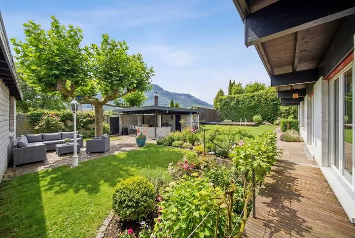 BUNGALOW-ÄHNLICHES WOHNHAUS MIT SEPARATEM GEWERBEBEREICH