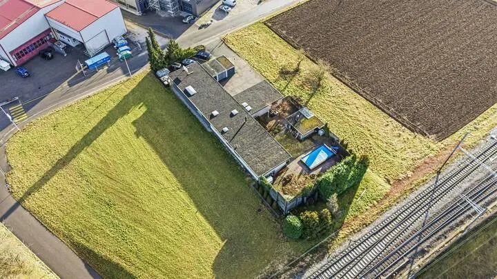 BUNGALOW-ÄHNLICHES WOHNHAUS MIT SEPARATEM GEWERBEBEREICH – Foto 8 von 9