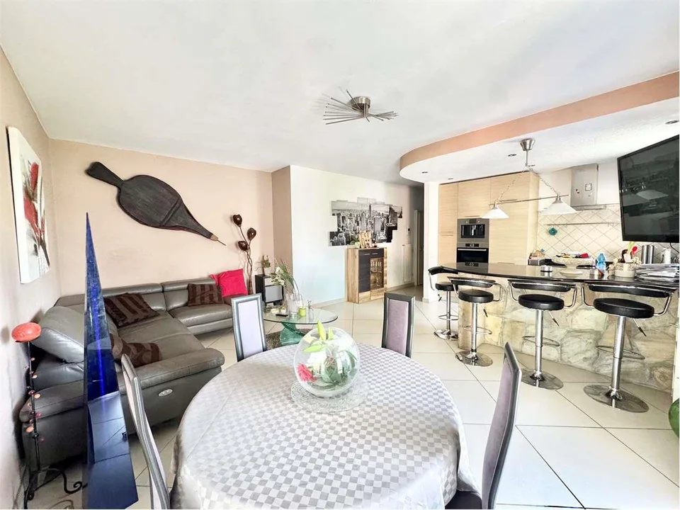 Helles 3.5-Zimmer-Apartment in Paradiso in Wohngegend