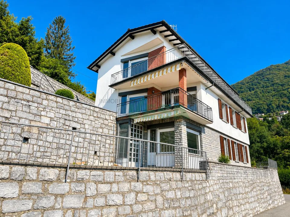Spaziosa casa con 3 appartamenti (unibili) e con una magnifica vista
