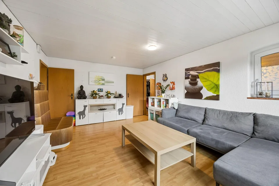 Casa unifamiliare con idillio giardino, grande area esterna e potenziale di sviluppo emozionante