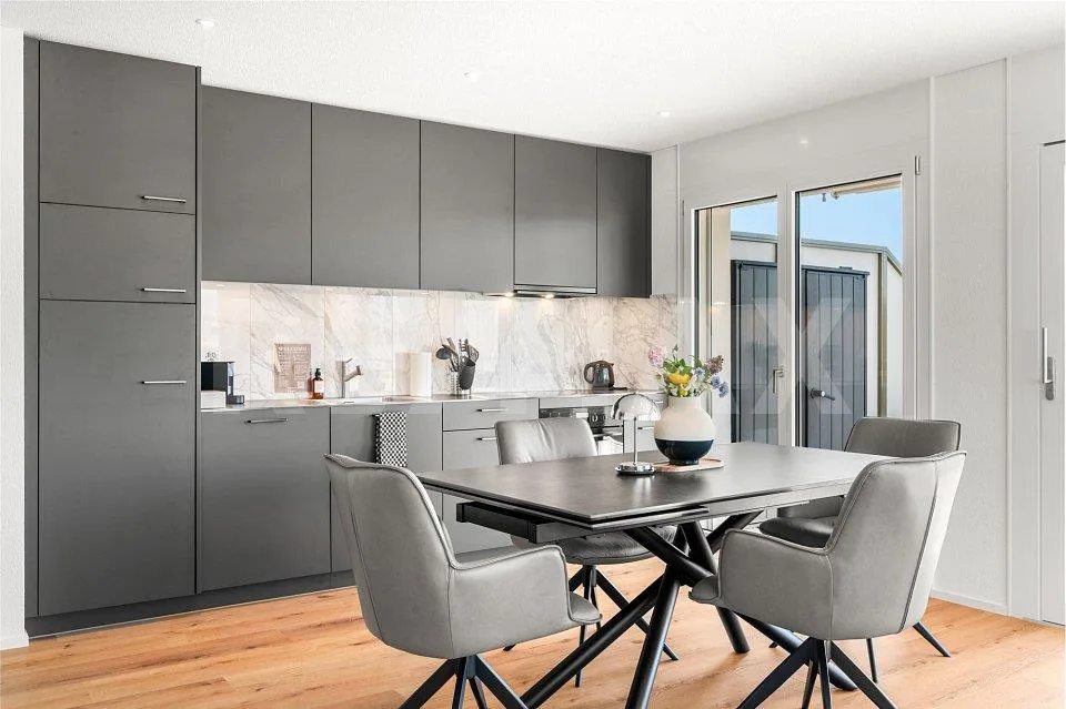 Magnifique attique meublé de 2,5 pièces avec terrasse de 65 m² à Av...
