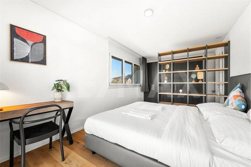 Magnifique attique meublé de 2,5 pièces avec terrasse de 65 m² à Av...