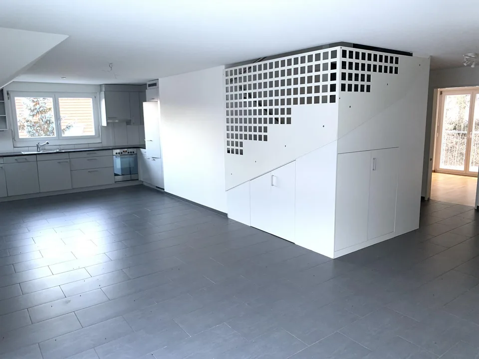 Appartamento maisonette di 5,5 locali situato in una zona tranquilla vicino alla stazione
