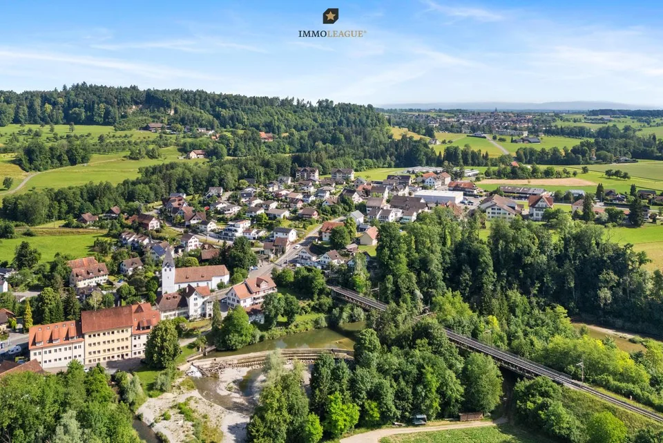 Ruhig wohnen. Vielseitig leben. 2 Wohneinheiten unter einem Dach.