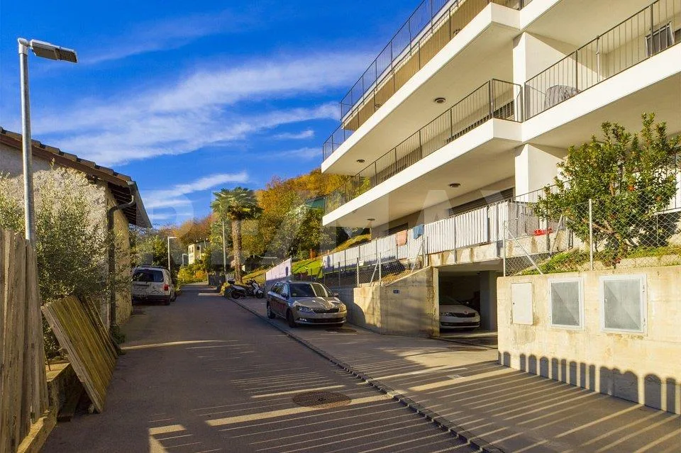 NEGGIO (VIC. VERNATE): Luminoso e moderno appartamento con terrazza...