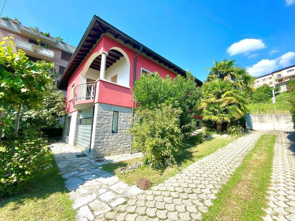 Detached house with garden and garage