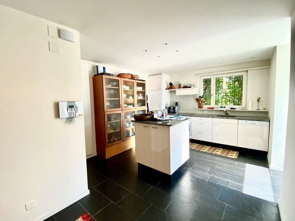 Detached house with garden and garage