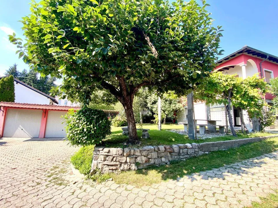 Detached house with garden and garage