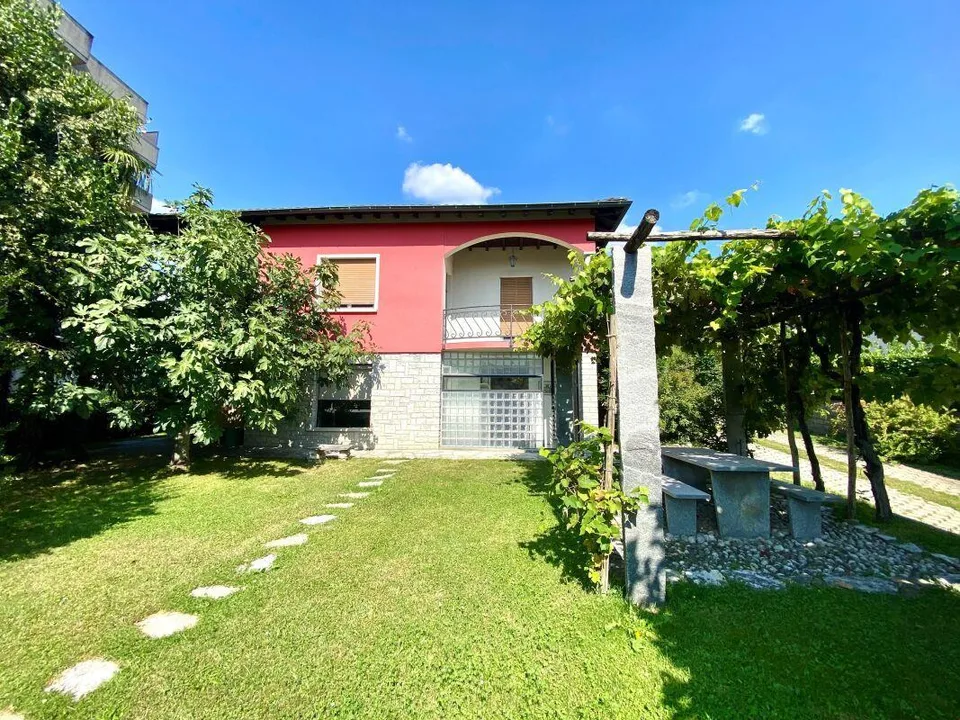 Casa indipendente con giardino e garage