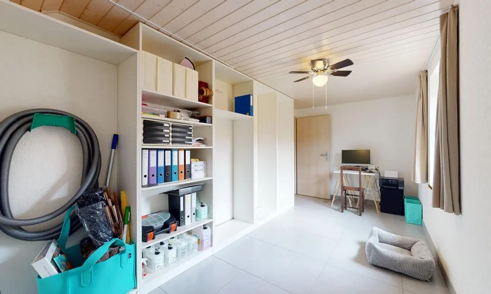 Rare for sale: Family home with carport!