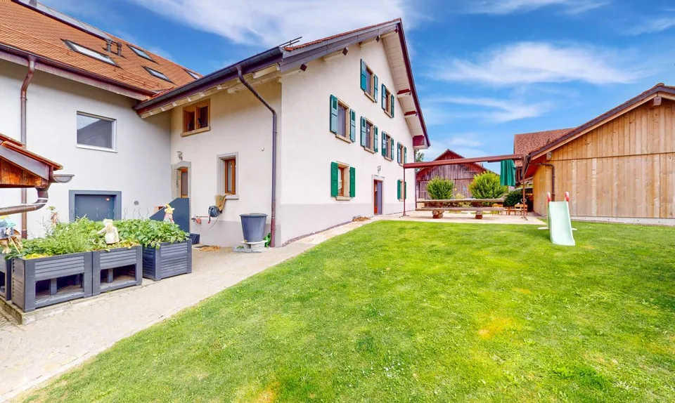 Rare à la vente : Maison familiale avec couvert à voitures !
