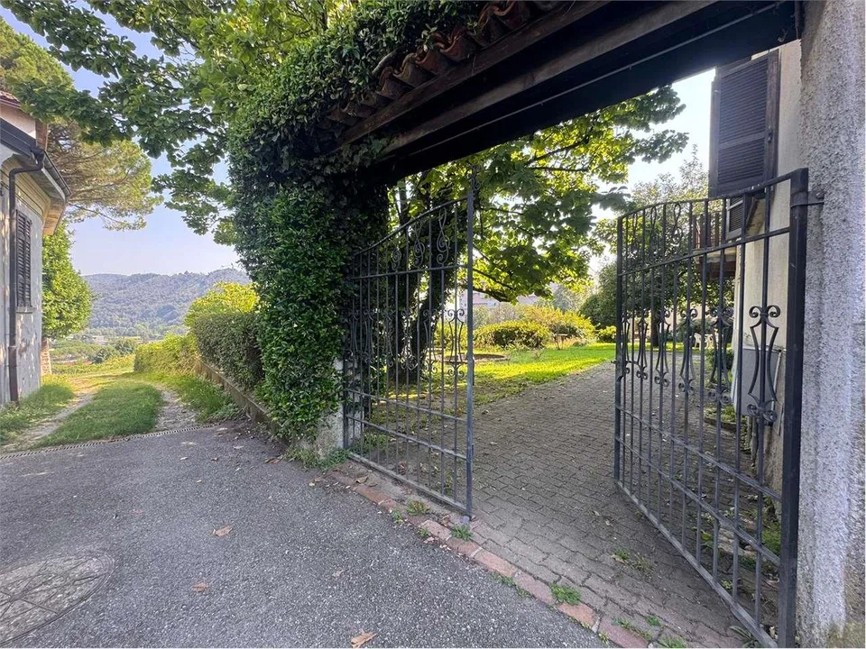 Villa fascinante à rénover immergée dans le vert à Novazzano