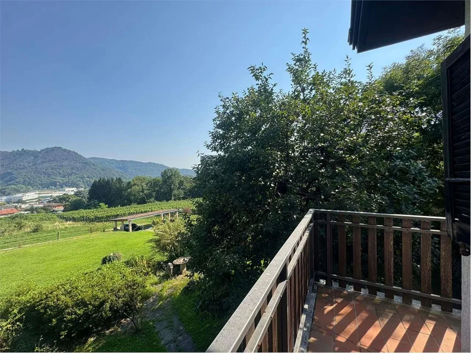 Villa fascinante à rénover immergée dans le vert à Novazzano