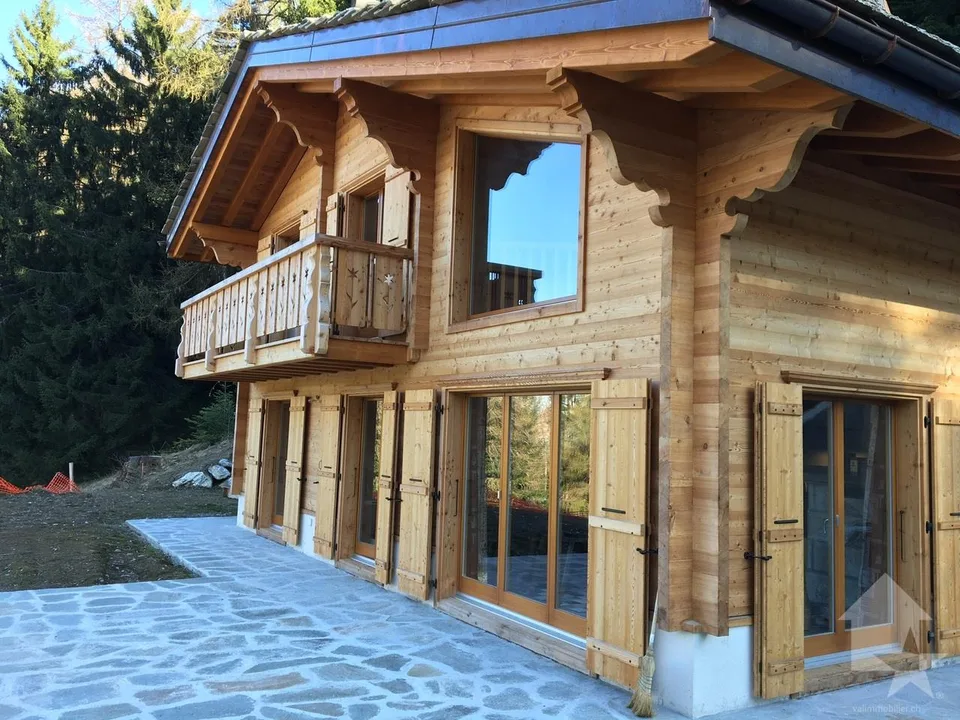 Chalet di 5.5 locali sul piano, calmo, soleggiato, bella vista