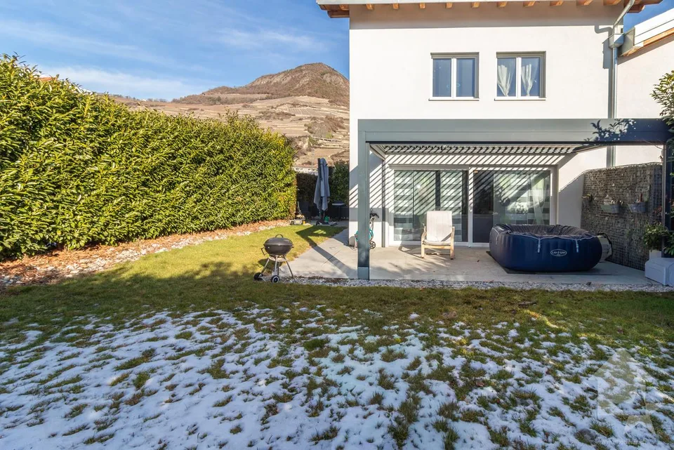 Villa moderna di 6 stanze adiacente con bellissimi spazi esterni