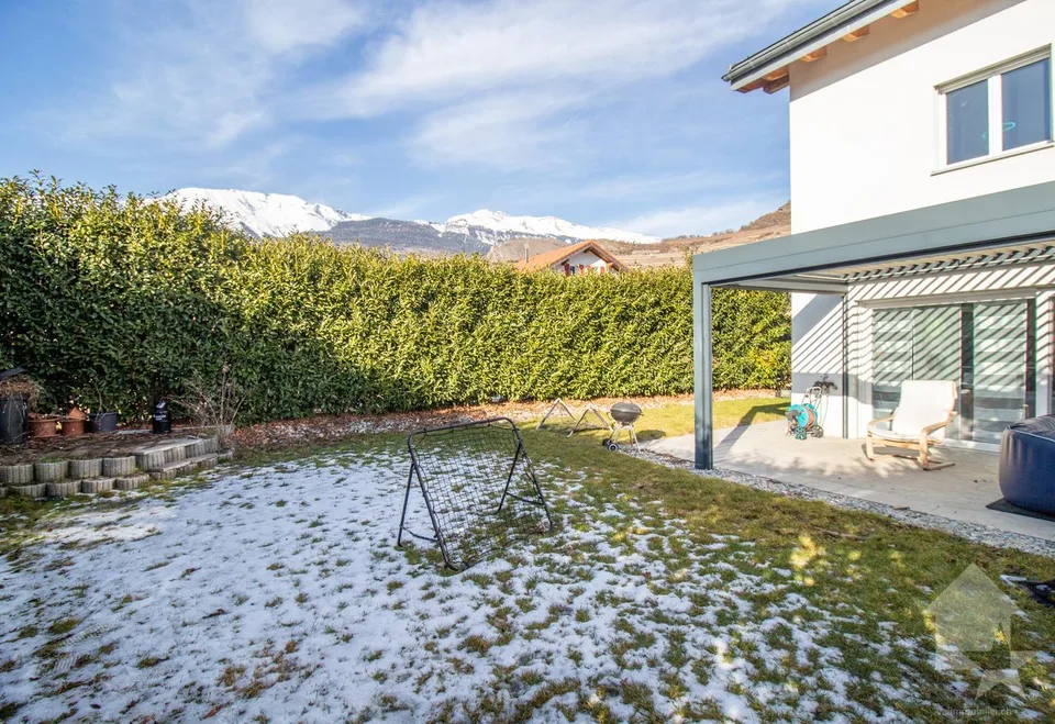 Villa moderna di 6 stanze adiacente con bellissimi spazi esterni