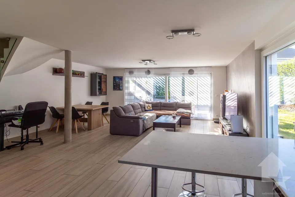 Villa moderna di 6 stanze adiacente con bellissimi spazi esterni