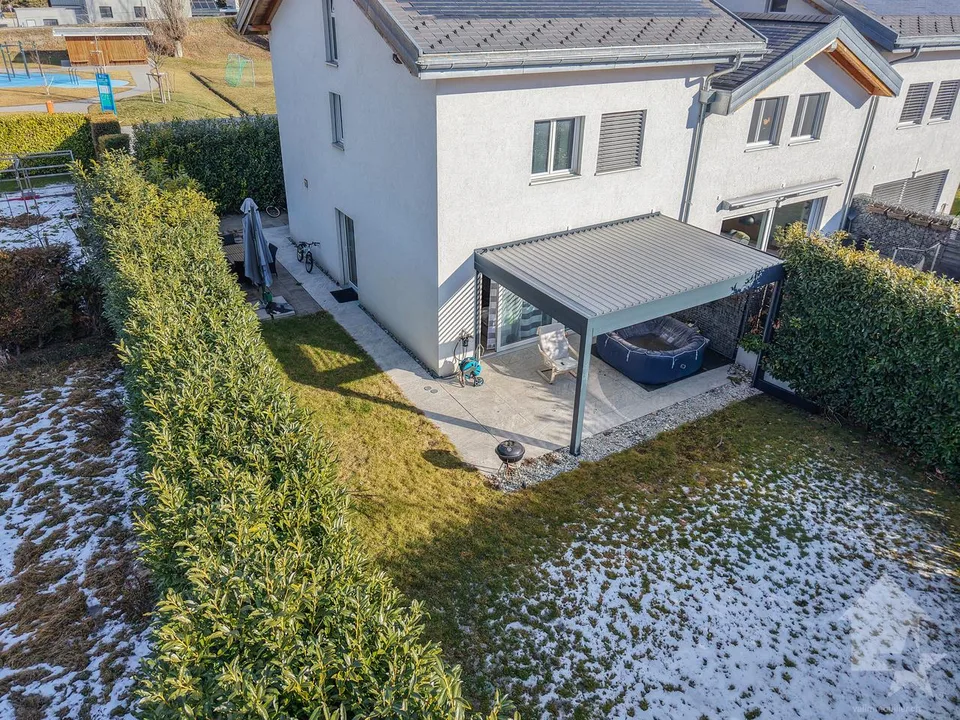 Villa moderne de 6 pièces contiguë avec de beaux espaces extérieurs