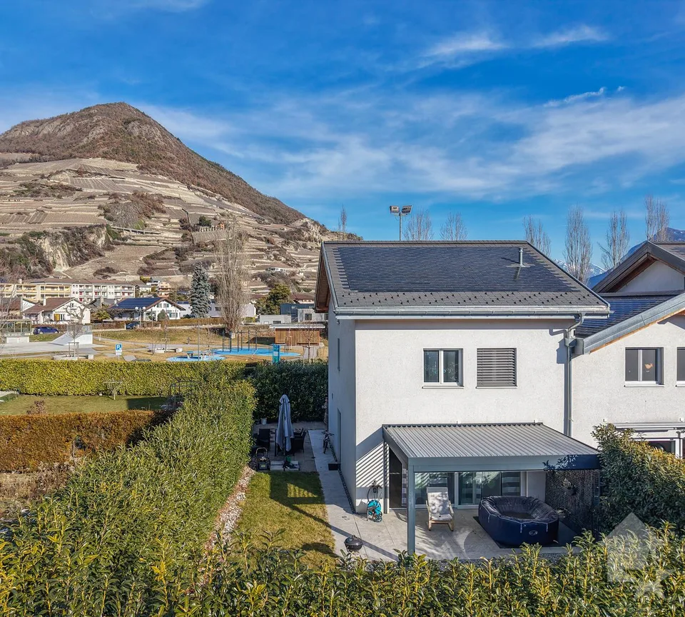 Villa moderna di 6 stanze adiacente con bellissimi spazi esterni