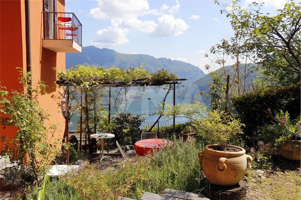 Tre appartamenti all'ultimo piano con vista lago e giardino
