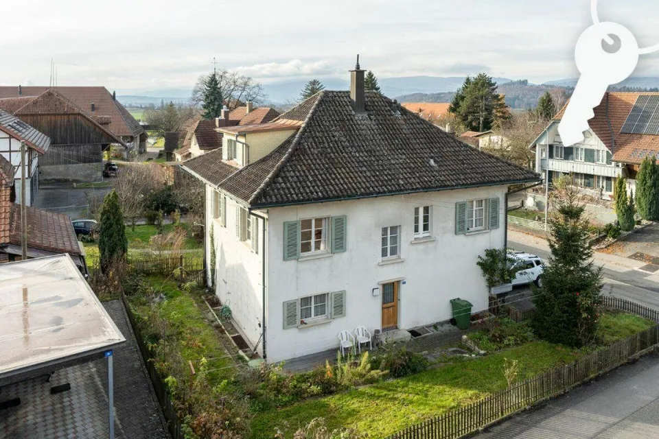 Bâtiment d'habitation et commercial caractéristique avec tradition à Schnottwil