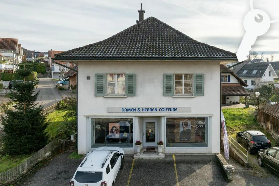 Bâtiment d'habitation et commercial caractéristique avec tradition à Schnottwil