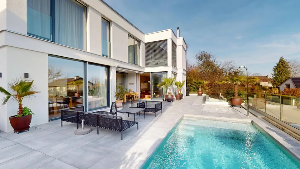 Oberwil Posizione ideale: Villa moderna, luminosa di 6 locali con piscina, giardino e appartamento separato