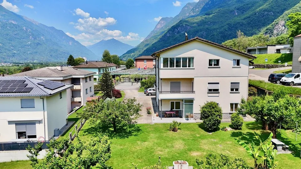 Proprietà con 3 Appartamenti e Potenziale Edificatorio