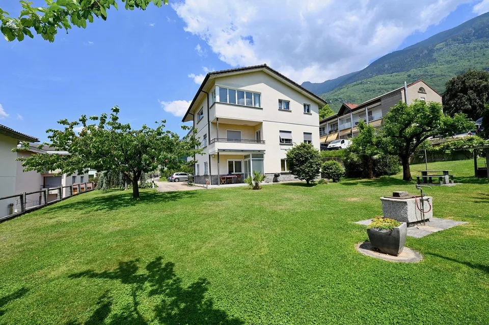 Proprietà con 3 Appartamenti e Potenziale Edificatorio