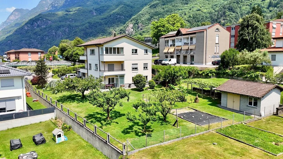 Proprietà con 3 Appartamenti e Potenziale Edificatorio