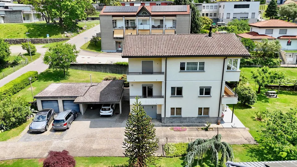 Proprietà con 3 Appartamenti e Potenziale Edificatorio