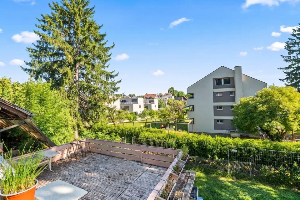 Casa plurifamiliare in posizione centrale con giardino, terrazza e potenziale di ampliamento