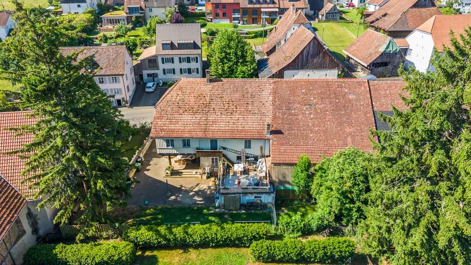 Casa plurifamiliare in posizione centrale con giardino, terrazza e potenziale di ampliamento