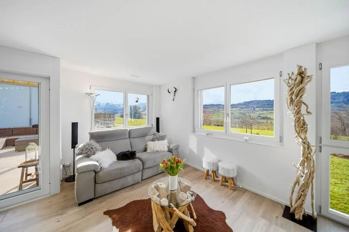 MODERNE GARTENWOHNUNG MIT TRAUMHAFTER AUSSICHT AUF DIE BERNER ALPEN