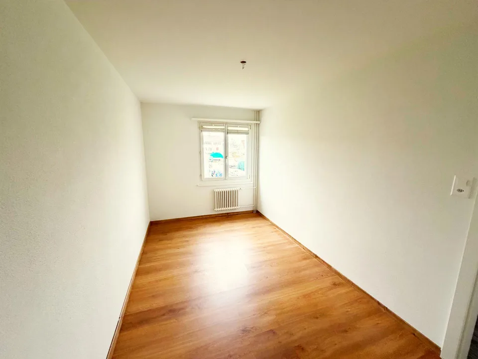 Charmante 4.5-Zimmer-Wohnung mit Balkon und schöner Aussicht in Stachen – Foto 8 von 11