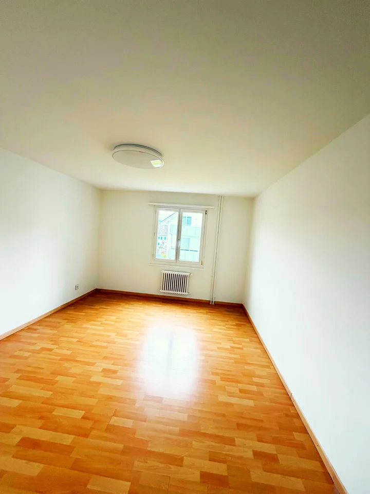 Charmante 4.5-Zimmer-Wohnung mit Balkon und schöner Aussicht in Stachen – Foto 9 von 11