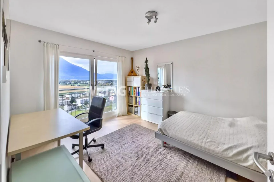 Moderne Villa mit grossen Terrassen, Panoramablick & Garten zu verkaufen in Gordola – Foto 9 von 13