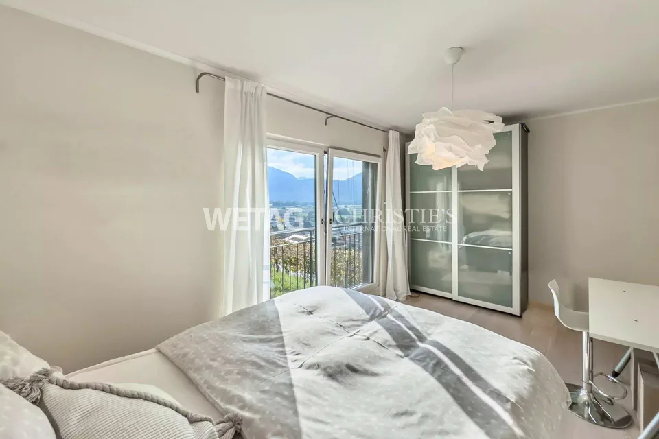 Villa moderna con ampie terrazze, vista panoramica & giardino in vendita a Gordola