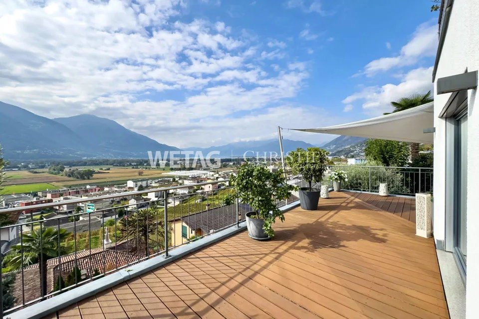 Villa moderna con ampie terrazze, vista panoramica & giardino in vendita a Gordola