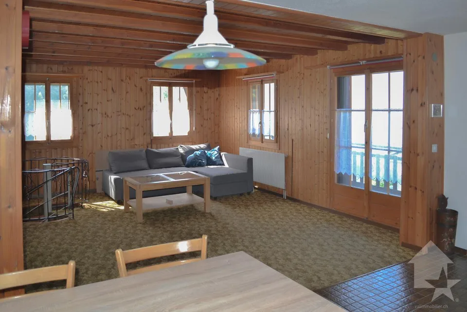 Appartement de 3,5 pièces de 80 m2 sur 2 étages, vue sur les alpes