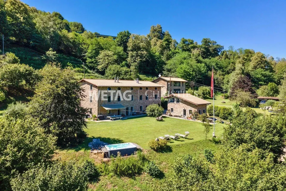 Auf einem 39.000 m² grossen Grundstück stehen in Montagnola exklusi...