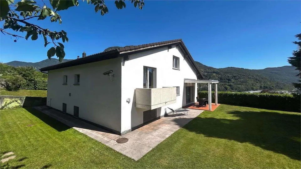 ESCLUSIVA VILLA CON GIARDINO E VISTA APERTA