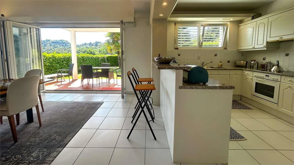 ESCLUSIVA VILLA CON GIARDINO E VISTA APERTA