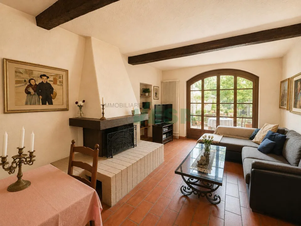 Affascinante ampia casa di nucleo con un grande e splendido giardino