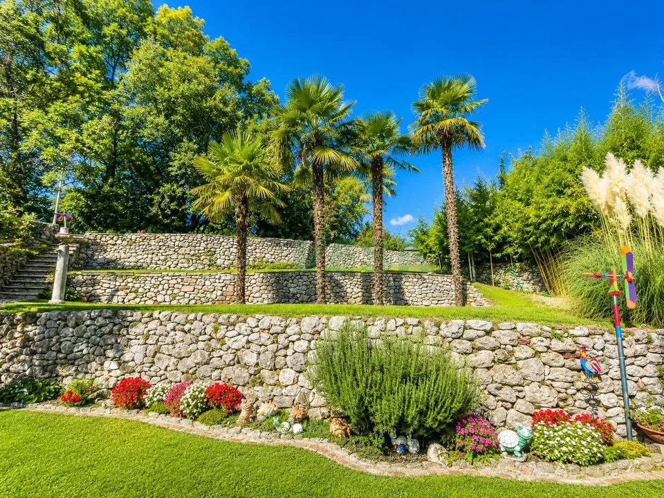 Affascinante ampia casa di nucleo con un grande e splendido giardino