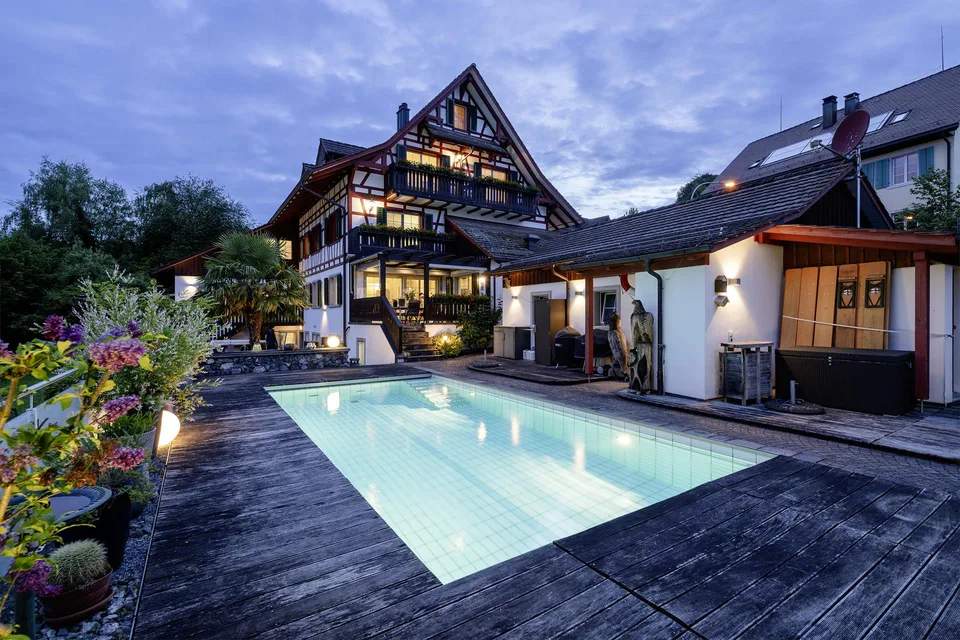 11-Zimmer-Haus mit 7 Bäder & Pool