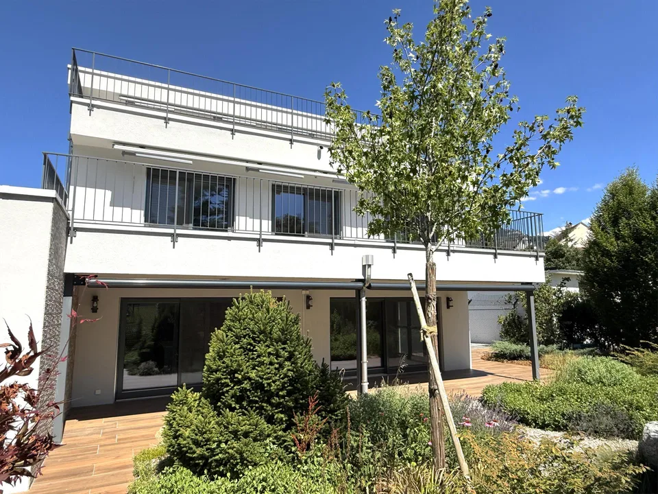 Dornach: Modernes  6 Zi.-Einfamilienhaus mit Lift, Traumgarten u.v.m